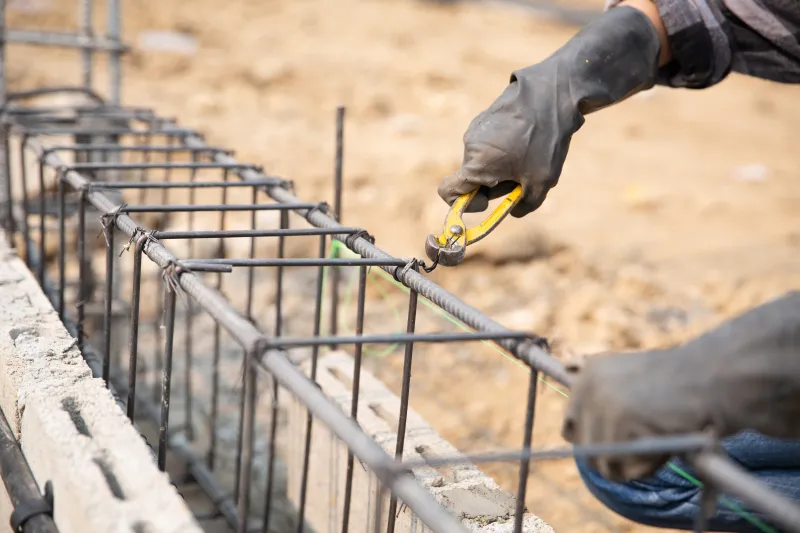 Construção lidera geração de empregos na indústria em 2025