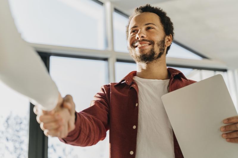 Em busca do primeiro emprego? Confira atitudes importantes para conquistar a vaga