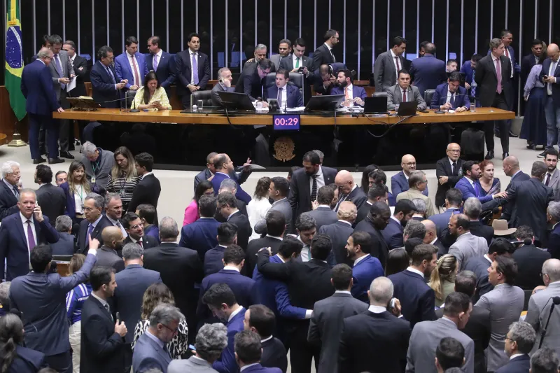 Aumento no número de deputados é novo mau exemplo, diz FIESC