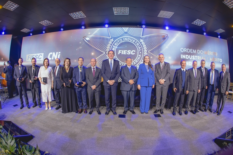 Autoridades prestigiam entrega da Ordem do Mérito na FIESC