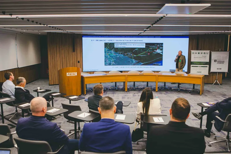 Ricardo Saporiti destaca viadutos, passagens de nível e túnel em andamento nos trechos 2.1 e 2.2 da duplicação. (Foto: Filipe Scotti)