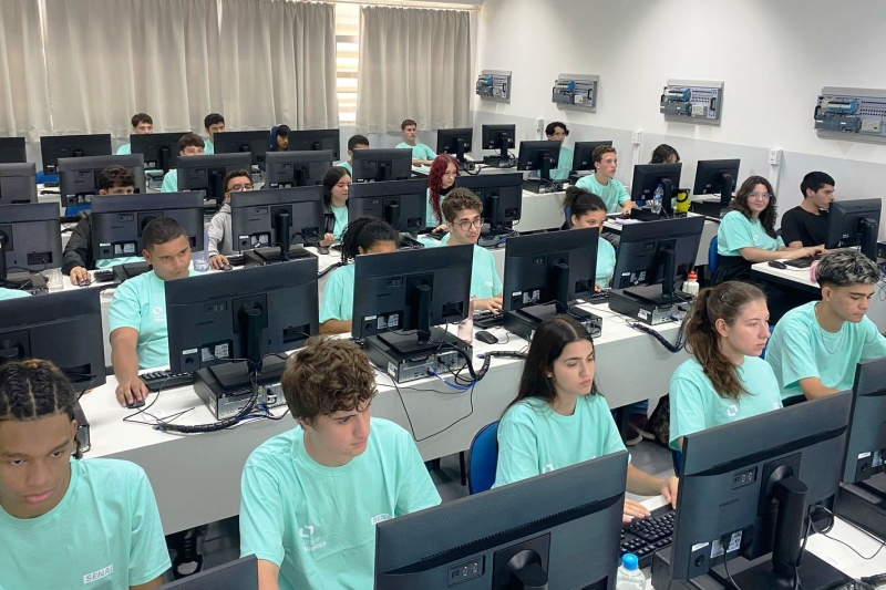 Alunos não pagam mensalidades para estudar; maioria dos formados consegue emprego