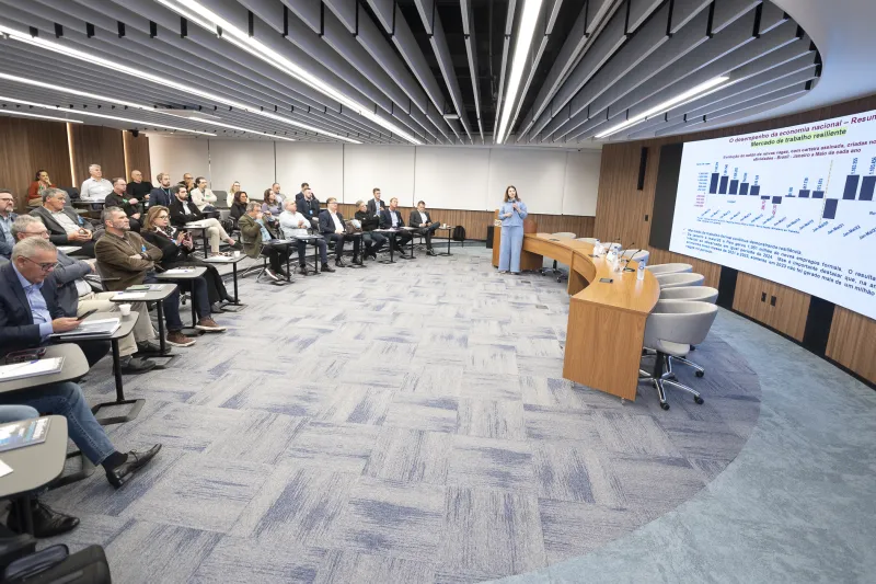 Economista Ieda Vasconcelos apresenta indicadores da construção civil na FIESC. (Foto: Fabrício de Almeida)