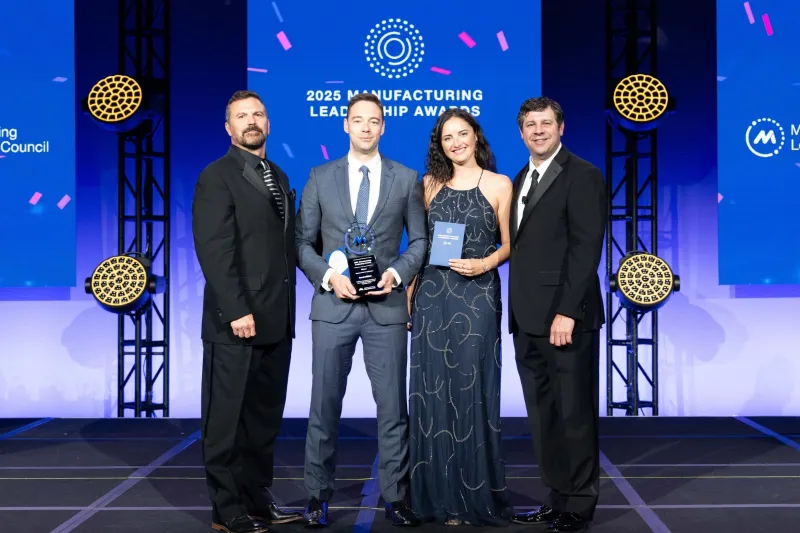 Receberam o prêmio em nome da ArcelorMittal Marta García Barzana, diretora de Portfólio Digital Global R&D, e Borja Ena Rodríguez (terno cinza), líder de Área do Global R&D. Foto: Divulgação/Manufacturing Leadership Council Awards 2025