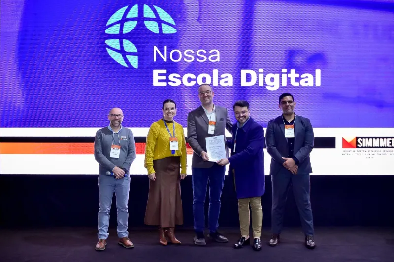 Dirigentes do sindicato, Tiago Manchini (calça bege) e Silvia De Pieri participaram da assinatura