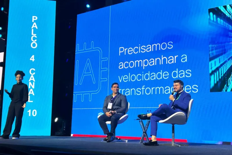 Tiago Manchini (direita) falou sobre inteligência artificial na educação corporativa (Divulgação)