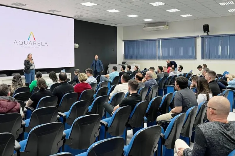 Vice-presidente regional, Micheli Poli, destacou importância da IA aos empresários (Ellen Ramos)