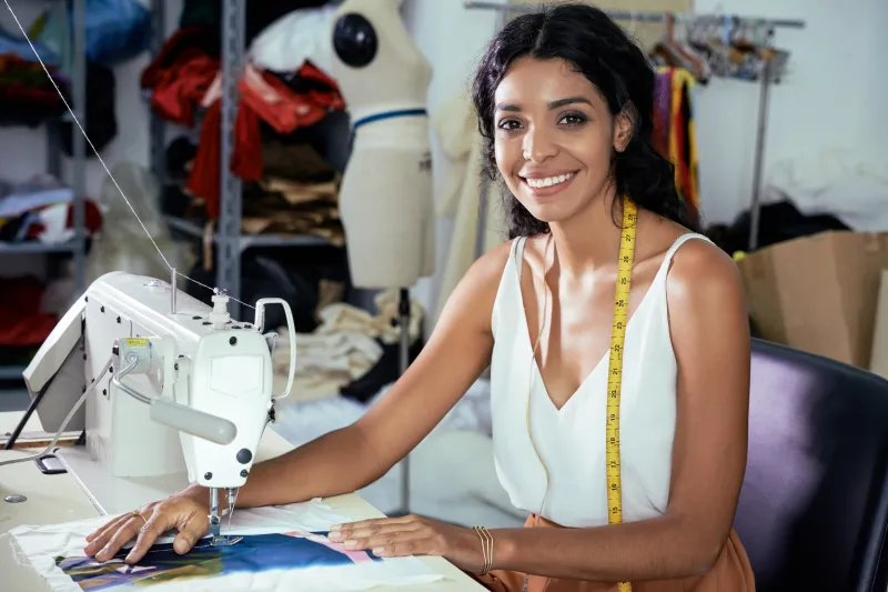 Consertos de roupas e produção de peças sob medida garantem trabalho a costureiras (Freepik)