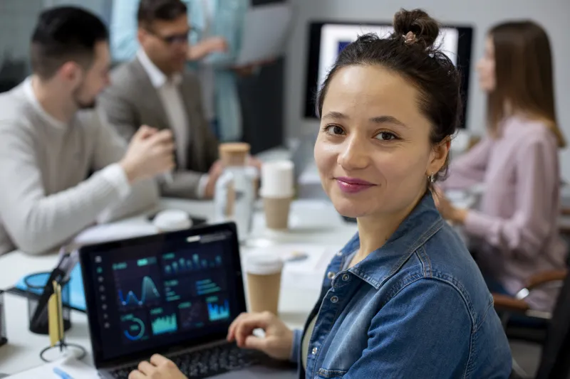 Modelo pedagógico prevê visitas técnicas a empresas e mentoria com profissionais (Freepik)