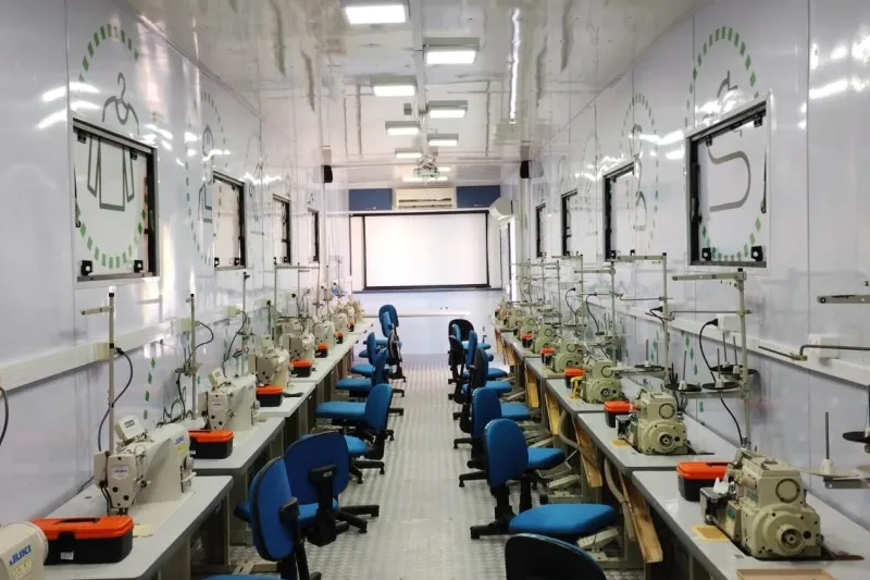 Visão interna da unidade móvel usada nos cursos de costura básica (Divulgação)