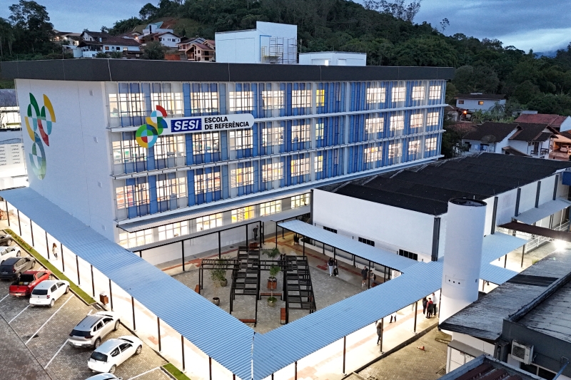 Escola fica na Av. Primeiro de Maio, bairro Primeiro de Maio (Fotos: Patrick Rodrigues)