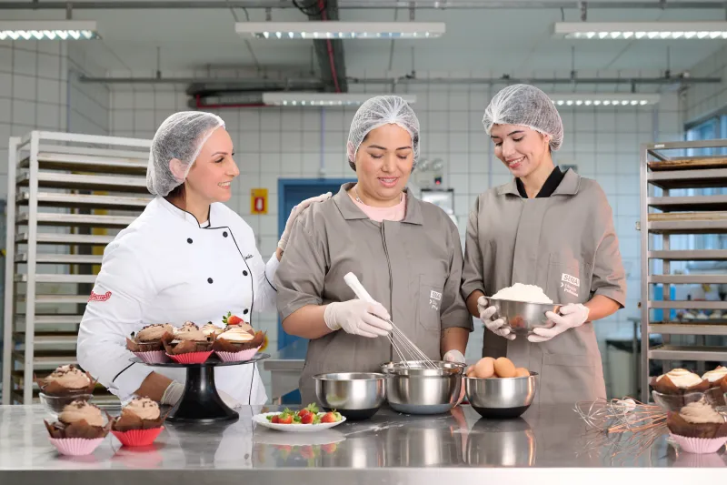 Professores experientes conduzem as formações; alunos aprendem na prática (Divulgação)