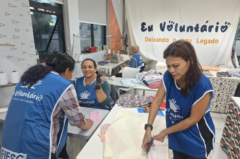 Em Joinville, grupo se reúne para produzir peças têxteis para doação (Simone Brandão)
