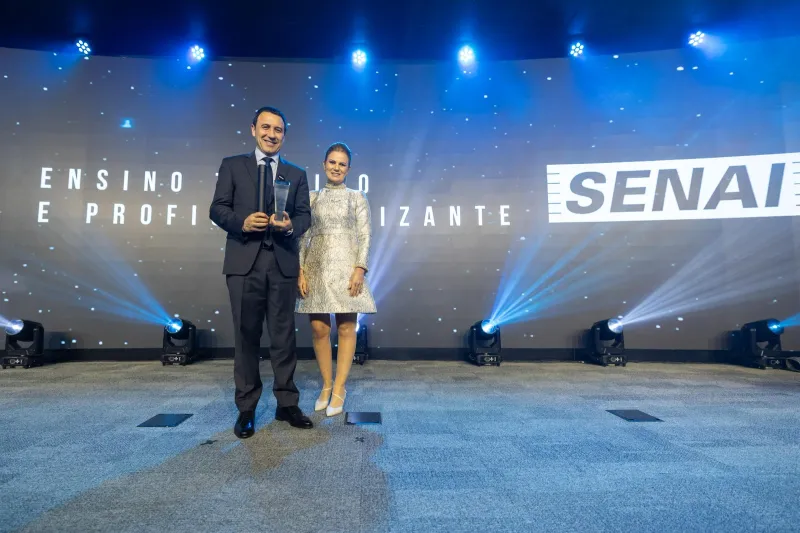 Fabrízio Pereira, diretor-regional do SENAI, recebe o troféu Top of Mind. Foto: J.Somensi Fotografia