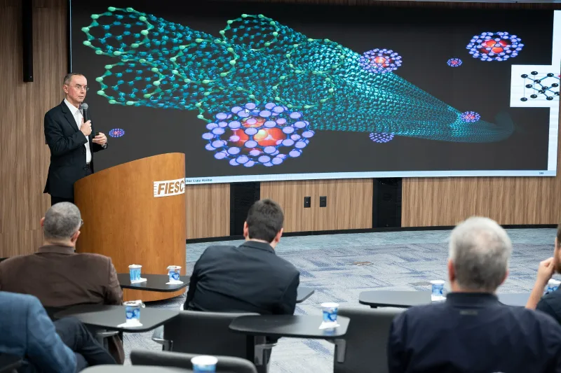 Knihs conduziu a aula magna do MBI do UniSENAI focado em mobilidade elétrica e energias renováveis. Foto: Fabricio de Almeida 