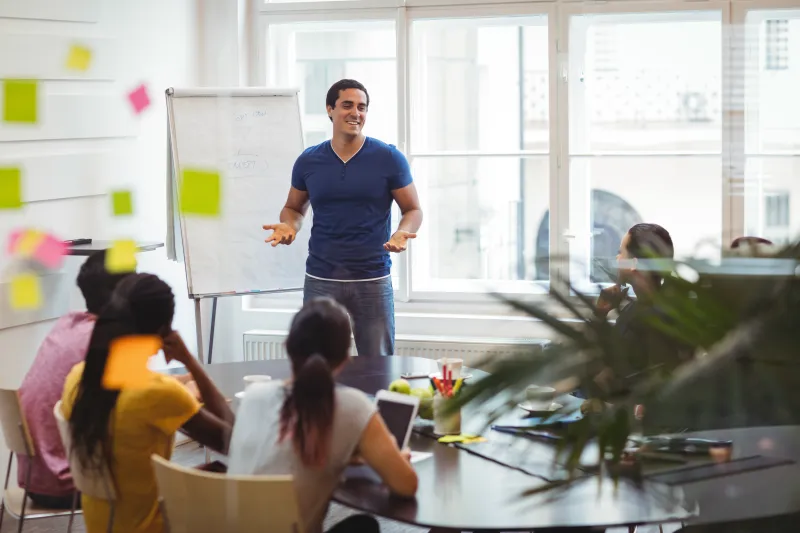  Gestor que educa cria ambientes seguros para equipe aprender e crescer (Freepik)