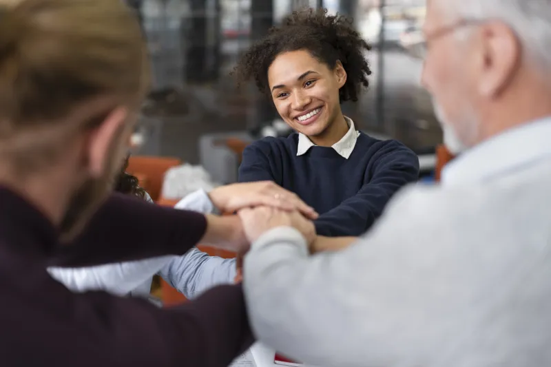 Tratar todos com educação evita conflitos e fortalece relações no ambiente corporativo (Freepik)