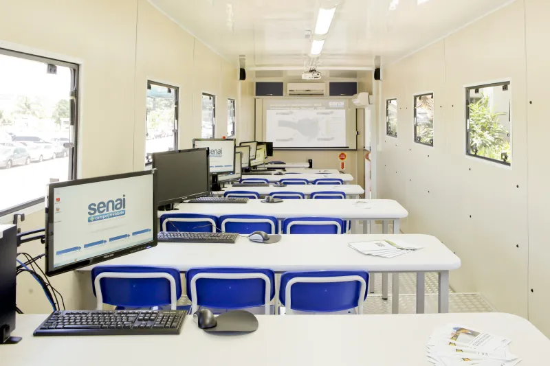 Interior da unidade móvel usada em cursos de construção civil (Divulgação)