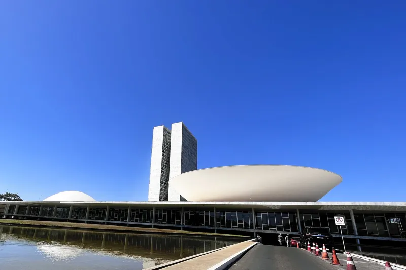 FIESC pede bom senso a parlamentares na discussão da redução de jornada e licença-paternidade