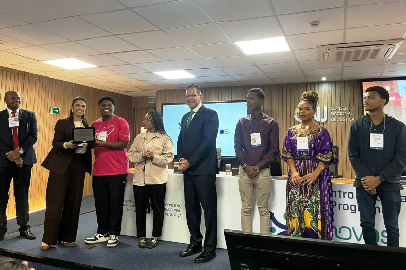 Placa foi entregue a Maria Antônia Amboni, gerente executiva de Relações do Trabalho da FIESC