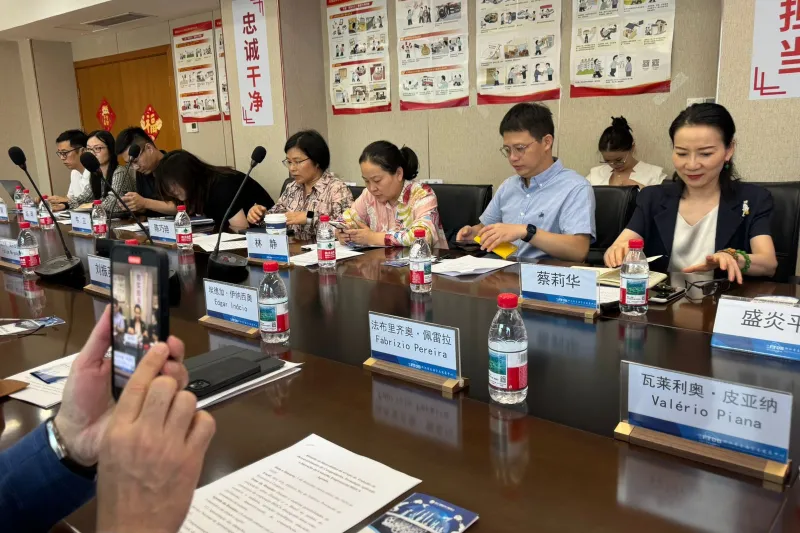 Placa sobre a mesa mostra nome de Fabrízio Pereira, diretor regional do SENAI/SC (Divulgação)