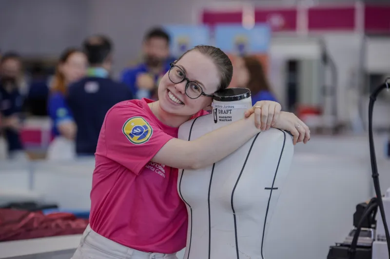 Isadora Junkes conquistou medalha de excelência em tecnologia da moda. Foto: Wallace Martins/CNI