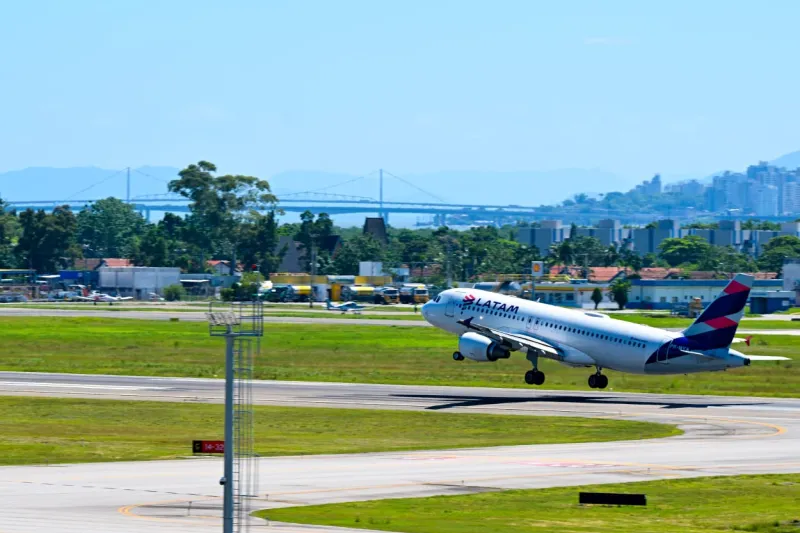 Latam inaugura rota direta entre Florianópolis e Porto Alegre