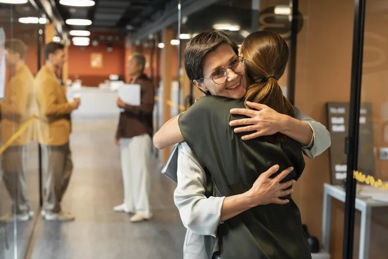 Gestos de cuidado, seja de um colega, líder ou organização inteira, fazem diferença (Freepik)