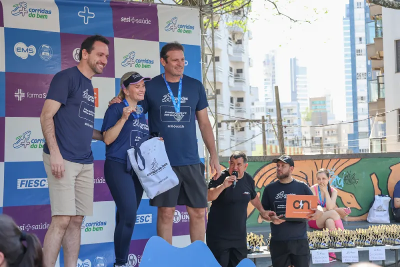 Primeira inscrita na prova recebeu homenagem no palco principal (Débora Favretto)