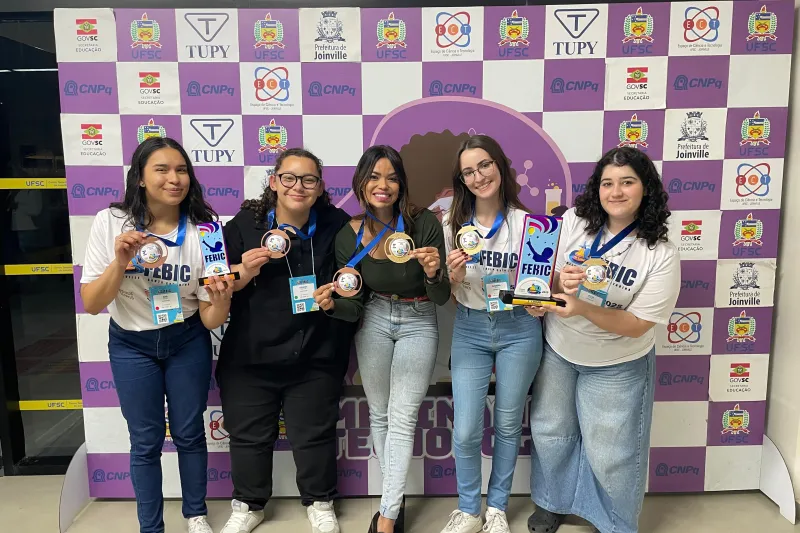 Grupo mostra troféu e medalhas recebidas na FEBIC (Divulgação)