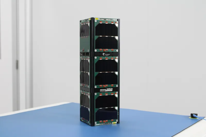 Nanossatélite permanece em órbita a cerca de 500 quilômetros do solo terrestre. Foto: Divulgação/SENAI