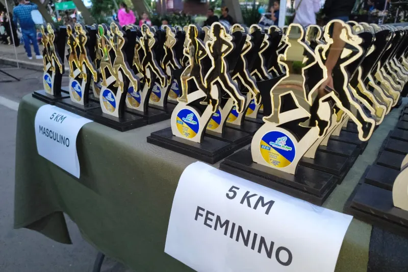 Troféus distribuídos aos ganhadores da corrida disputada no sábado à noite (Divulgação)