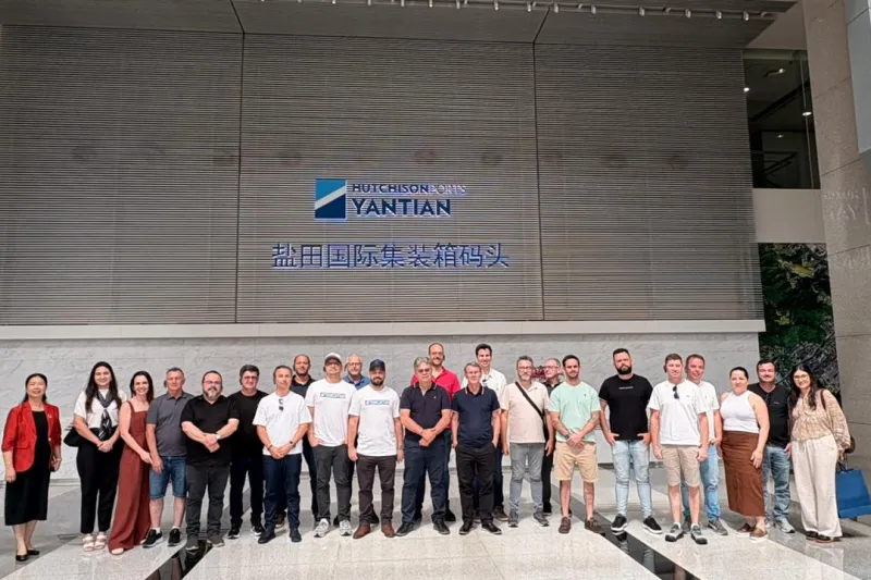 Comitiva brasileira em visita ao Porto de Shenzen