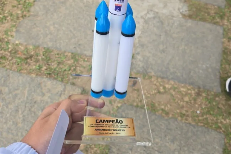 Troféu conquistado por estudantes da Escola SESI de Referência de Joinville (Divulgação)