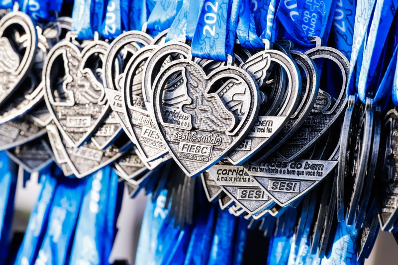 Medalha distribuída aos participantes que conseguem concluir o trajeto (Divulgação)