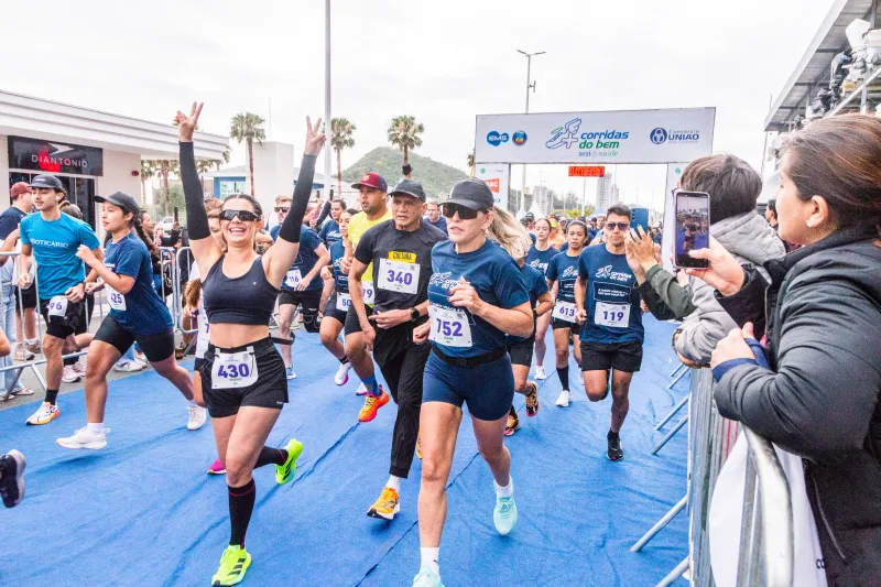 Largada para percursos de 5 km e 10 km ocorreu na Marina Itajaí
