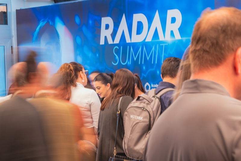 Vaivém de convidados e público no saguão da FIESC durante evento