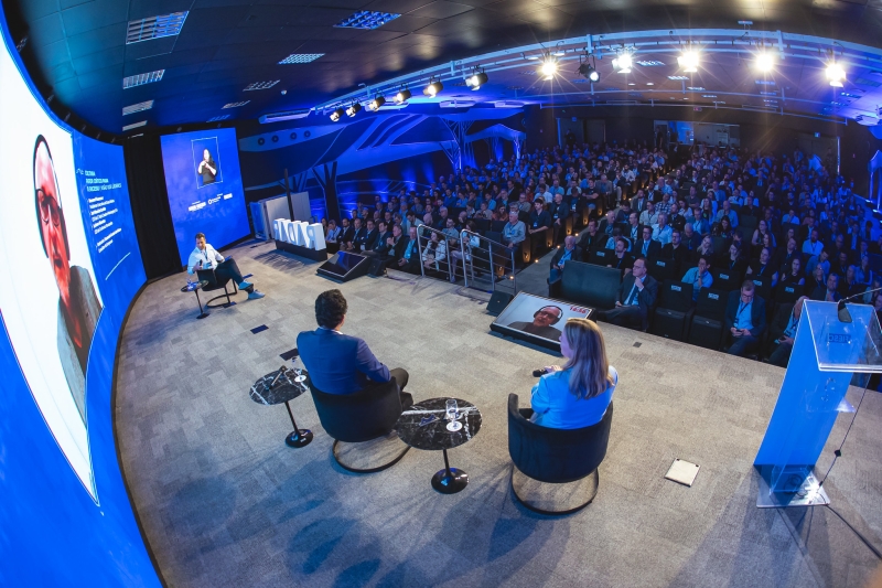 Tomada área do palco do auditório principal do Rodar Summit