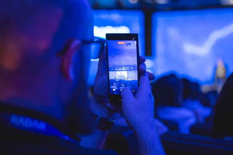 Participante registra, com celular, apresentações no Radar Summit