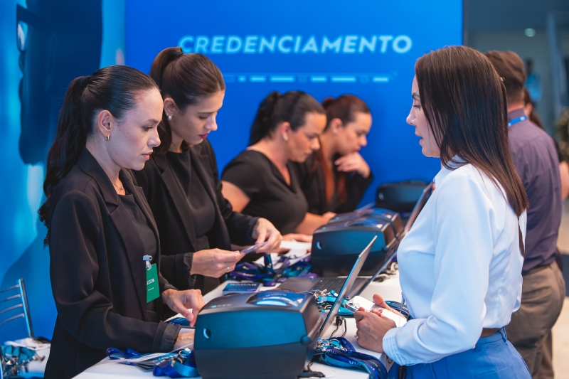 Recepcionistas do Radar Summit entregam credenciais aos participantes