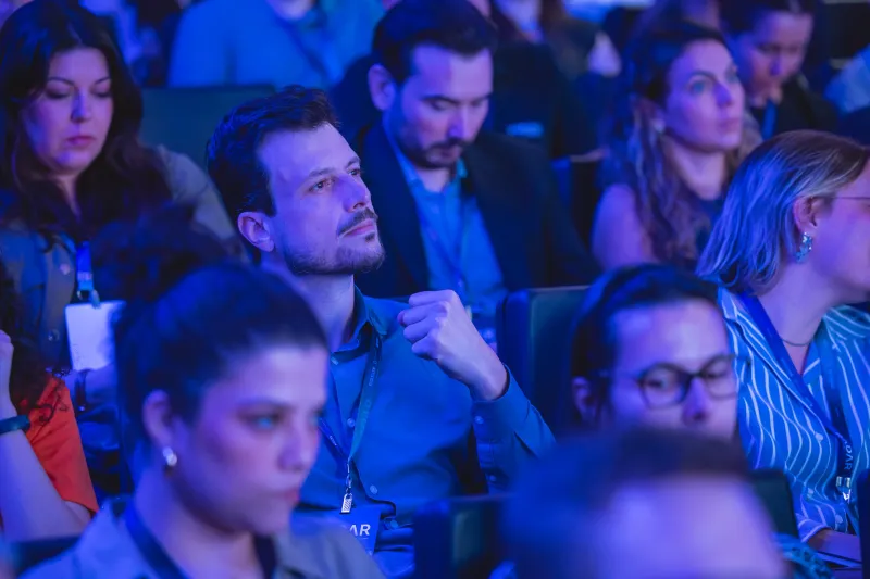 Participantes acompanham painéis e palestras no Radar Summit