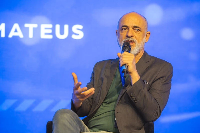Lançamento foi realizado durante o painel "Reputação em Jogo | Riscos e Oportunidades na era da comunicação acelerada", mediado por Fabio Santos, presidente da Abracom. Foto: Júnior Somensi