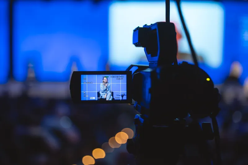 Executiva da Duas Rodas, palestrante do evento, sendo enquadrada por câmera