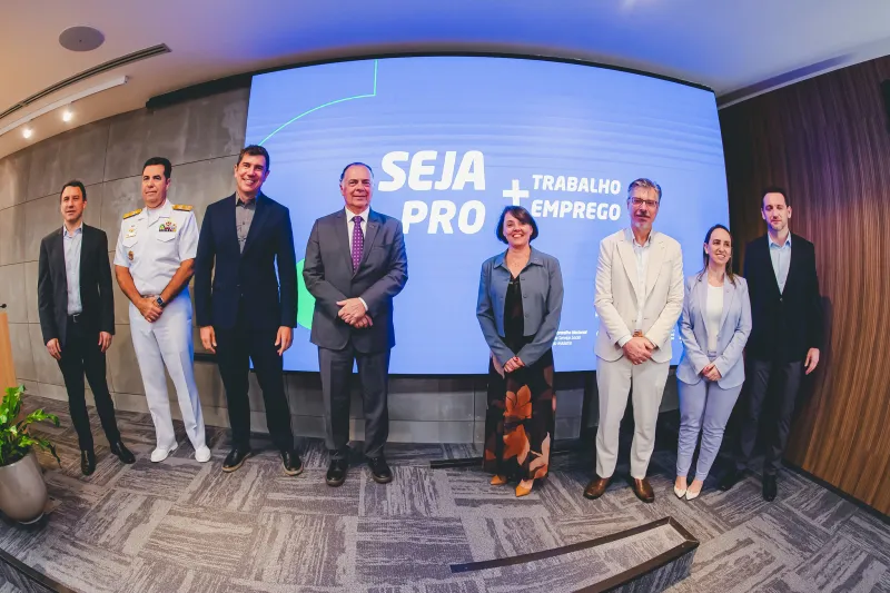 Dirigentes de FIESC e SESI em cerimônia de lançamento do programa (Fabrício de Almeida)