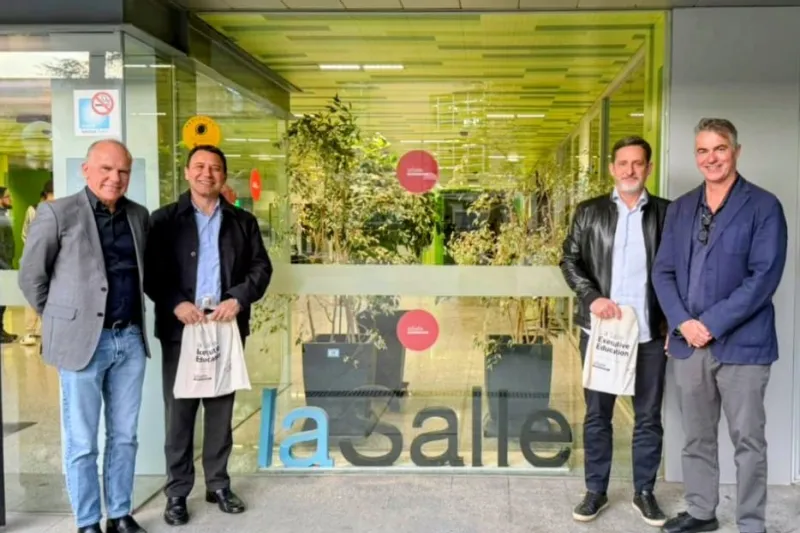 Fabrizio Pereira e Jean Vogel (de preto) em agenda na universidade espanhola (Divulgação)