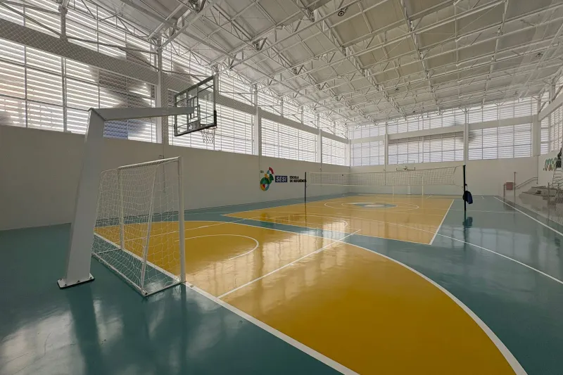 Quadra permitirá diferentes modalidades esportivas e eventos escolares (Divulgação)