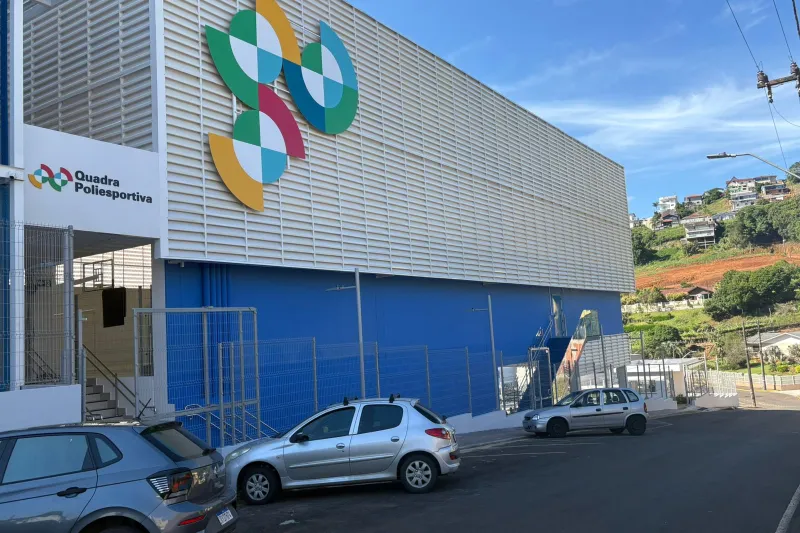 Fachada externa da quadra de esportes da Escola SESI em Videira