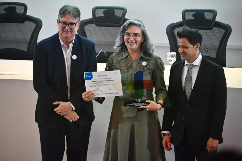 Symone Tessaro recebe o prêmio na solenidade em Brasília. Foto: Iano Andrade/CNI