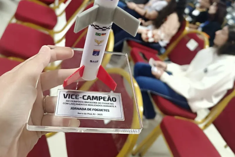 Troféu conquistado pelos estudantes de Caçador na competição