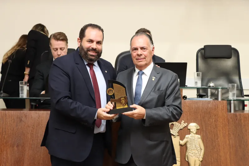 Presidente da FIESC recebe homenagem da Câmara de Florianópolis
